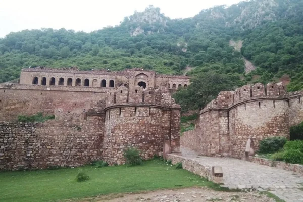 Jaipur to Bhangarh Fort and Chand Baori Day Tour