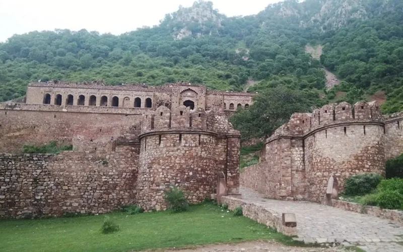 Jaipur to Bhangarh Fort and Chand Baori Day Tour